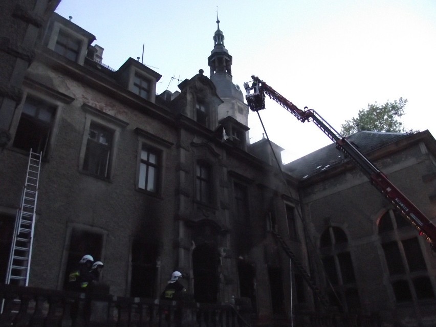 Sobótka - Płonął zabytkowy pałac. Straty wynoszą około 800 tysięcy złotych