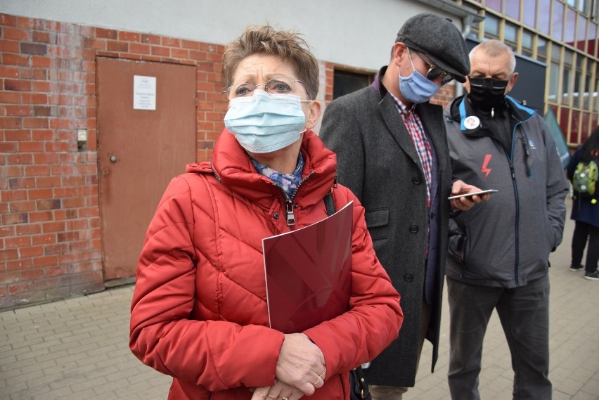 Przed wejściem do kuratorium zgromadziła się garstka osób, w...