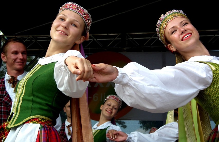 Piękne dziewczęta, kolorowe stroje, tańce i muzyka - to...