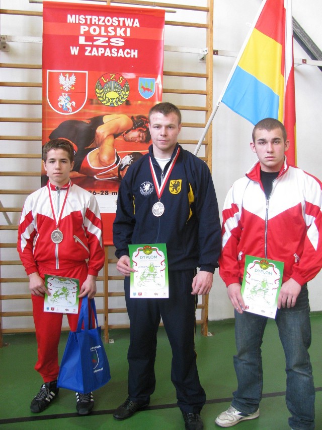 Dwaj medalowi zapaśnicy i T. Malarski, który zajął 8 miejsce