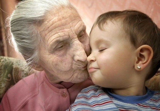 5. Babcie są rozmaite, lecz właściwie czują zupełnie tak samo. To samo je cieszy, to samo raduje - nasz pocałunek, uśmiech i słówko - "dziękuję". Teraz razem wołajmy - Niech nam żyją babcie!


STWÓRZ SAM E-KARTKĘ

Przyślij nam zdjęcie swojej babci na adres torun@naszemiasto.pl, a my je opublikujemy w tej galerii.

Zapisz się do newslettera! Dodaj też swój artykuł lub prześlij swoje zdjęcia!