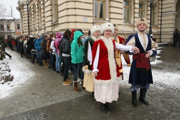 Maturzyści z Nowego Sącza zatańczyli poloneza pod ratuszem [ZDJĘCIA]