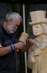 Plener rzeźbiarski w Rakowcu. Emocje przelane na drewno [ZDJĘCIA]