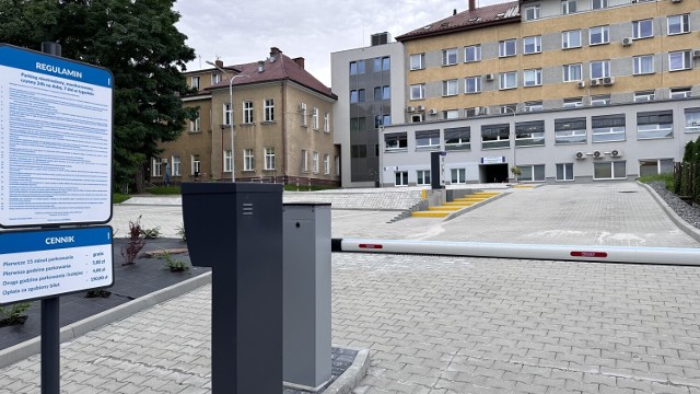 Nowy parking wybudowano po południowej stronie szpitala w Bochni, z wjazdem z ulicy Krakowskiej