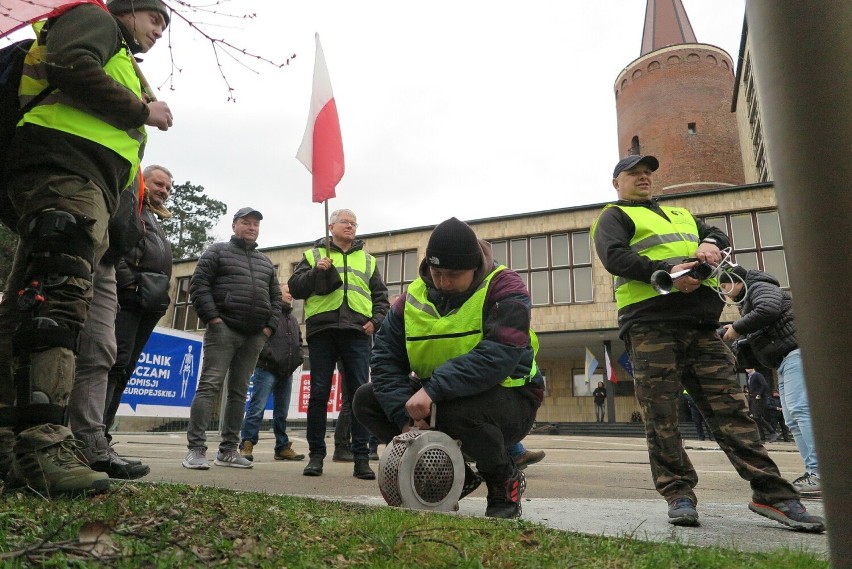 Rolnicy zablokowali ul. Piastowską w Opolu.
