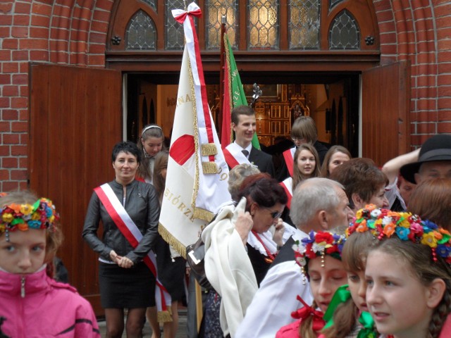 Poczet sztandarowy wychodzi z kościoła