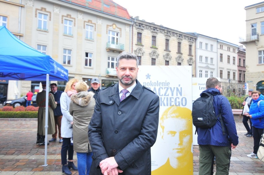 Kraków. Na placu Szczepańskim można już oglądać plenerową wystawę „Pokolenie Baczyńskiego” [ZDJĘCIA]