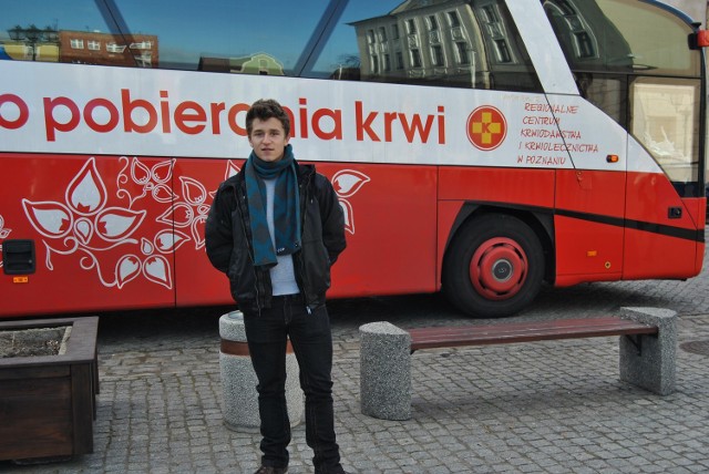 Maciej Chojnacki przed autobusem w którym pobierano krew
