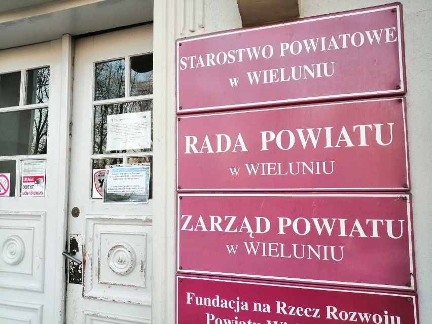 Budżet powiatu wieluńskiego na 2021 r. z ogromną luką w wydatkach na oświatę 