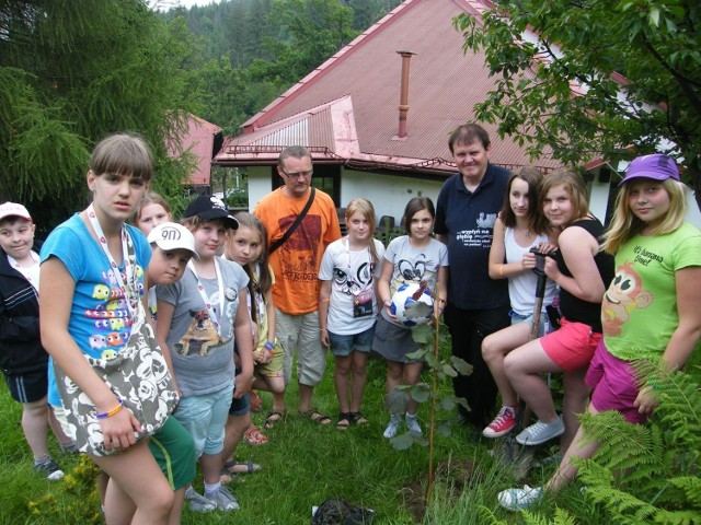 Dzieci z Jaworzna zasadziły czerwoną leszczynę w Ogrodzie Reformacji.
