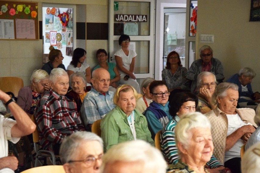 Narodowe Czytanie w Bielsku-Białej:  poseł i radni czytali seniorom "Wesele"