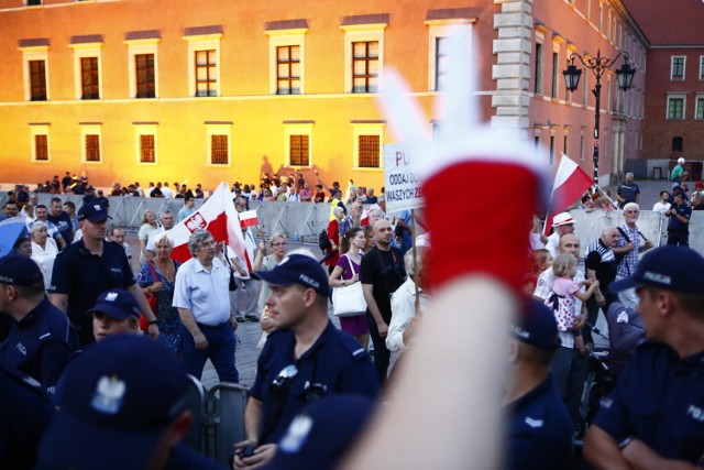 Protest Obywateli RP. Chcieli zablokować miesięcznicę smoleńską