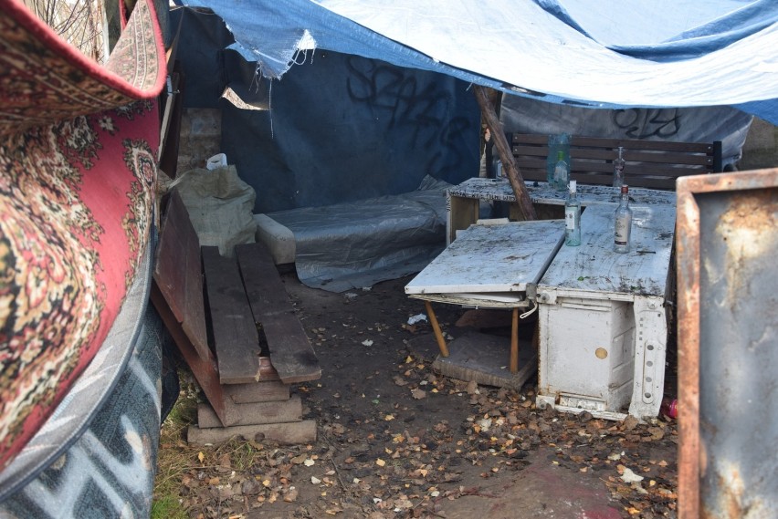 Namiot bezdomnego w cieniu osiedla Widok. Tak chce przetrwać zimę [ZDJĘCIA]