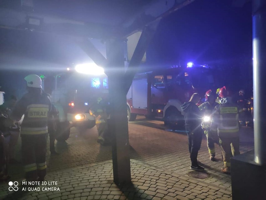 Pięć jednostek straży pożarnej zostało skierowane do pożaru w zakładzie produkcyjnym Vortumnus w Lisowie [ZDJĘCIA]