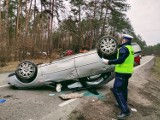 Wypadek na DK 55 za Brachlewem. Dachowanie po nieudanym wyprzedzaniu, 2 osoby ranne [ZDJĘCIA] 