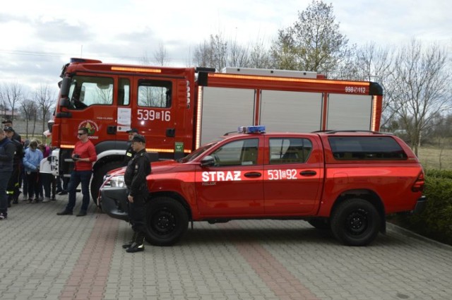 Nowe samochody strażackie przekazywano w ubiegłym roku w Mikołajkach Pomorskich