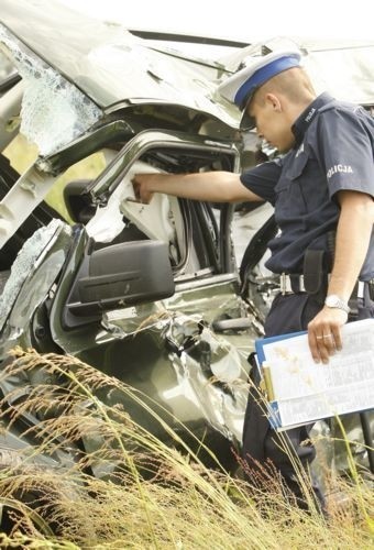 Wrocław: Wypadek na niestrzeżonym przejeździe w Świniarach (ZDJĘCIA)