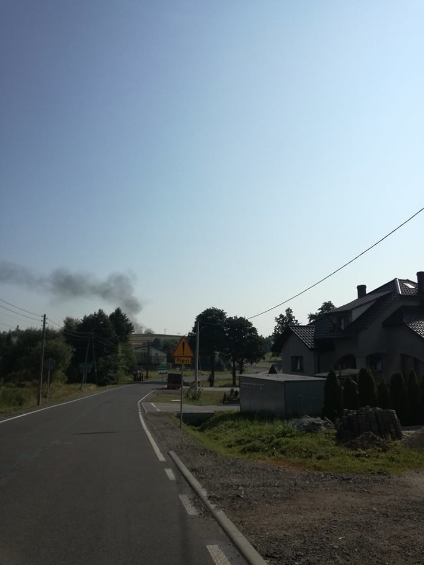 Pożar w Rzuchowie - w ogniu stanął budynek i samochód [ZDJĘCIA]