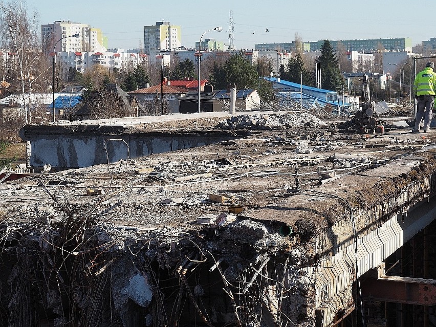 Wiadukt na ul. Przybyszewskiego rozbierany nad torami kolejowymi. Robotnikom idzie szybciej niż planowali ZDJĘCIA