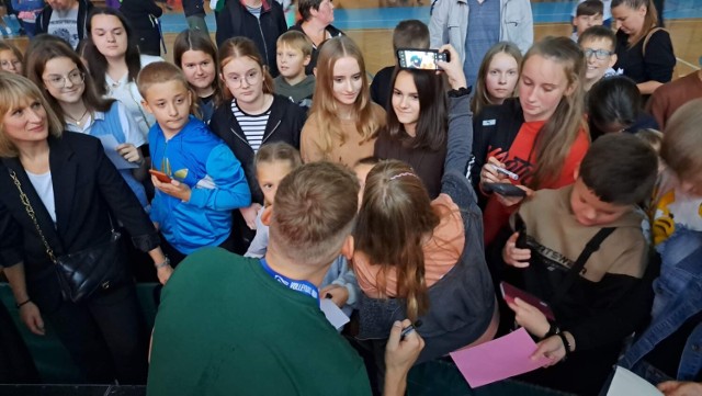 Mateusz Poręba po Mistrzostwach Świata odwiedził rodzinny Tuchów, gdzie zgotowano mu gorące powitanie. Rozdawał autografy i chętnie pozował do zdjęć ze swoimi najwierniejszymi kibicami