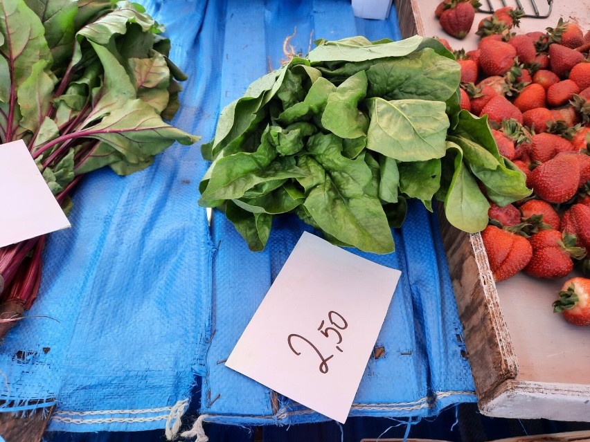 Ceny warzyw i owoców na targowisku w Radomsku. 28.05.2023