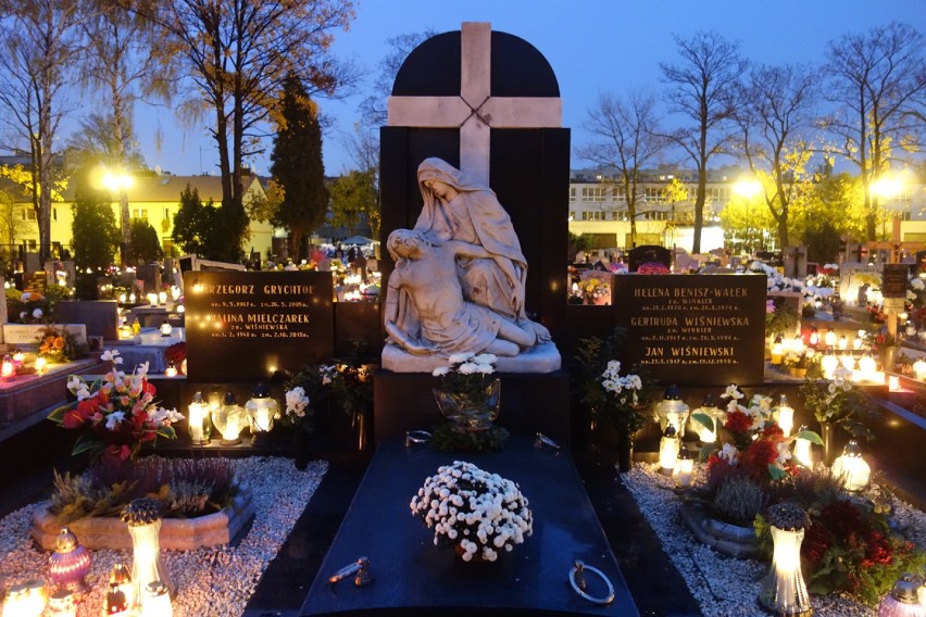 Wszystkich Świętych w Katowicach. Tłumy na cmentarzach [ZDJĘCIA]
