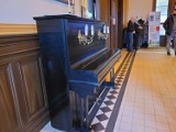 Dwie pilanki podarowały pianino dla kawiarni na dworcu PKP