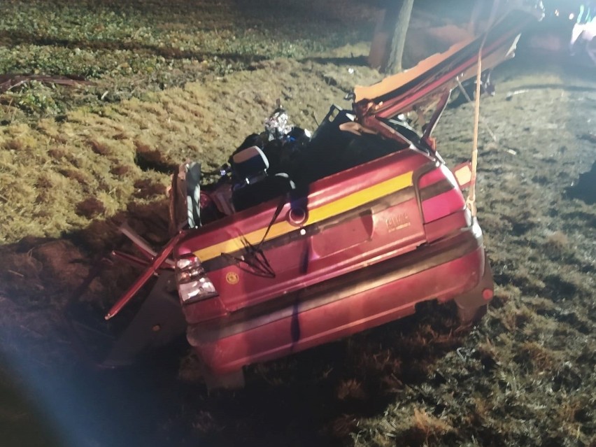 Wypadek w Bytkowie, gm. Reńska Wieś. Samochód zjechał z...