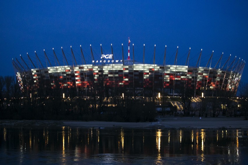 Stadion Narodowy z ważnym komunikatem. Napis "Zostań w domu" wyświetla się na fasadzie