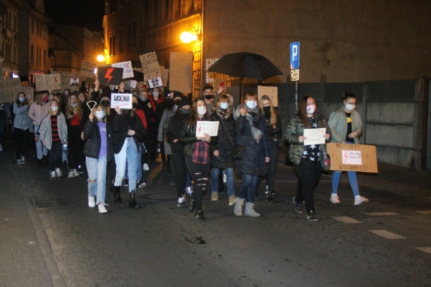 Protest antyPiSowski przeszedł ulicami Krotoszyna [ZDJĘCIA + FILM]