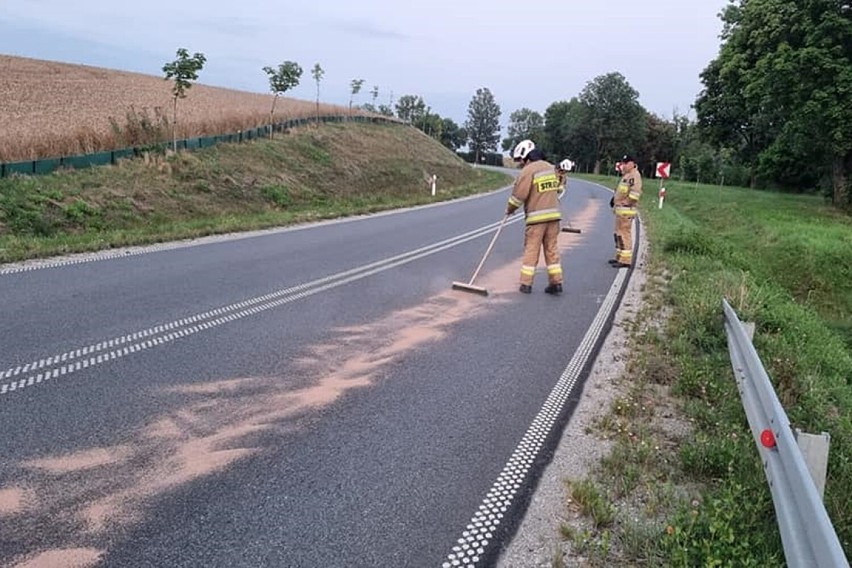 22 lipca strażacy z OSP Prabut pomagali w usunięciu plamy...