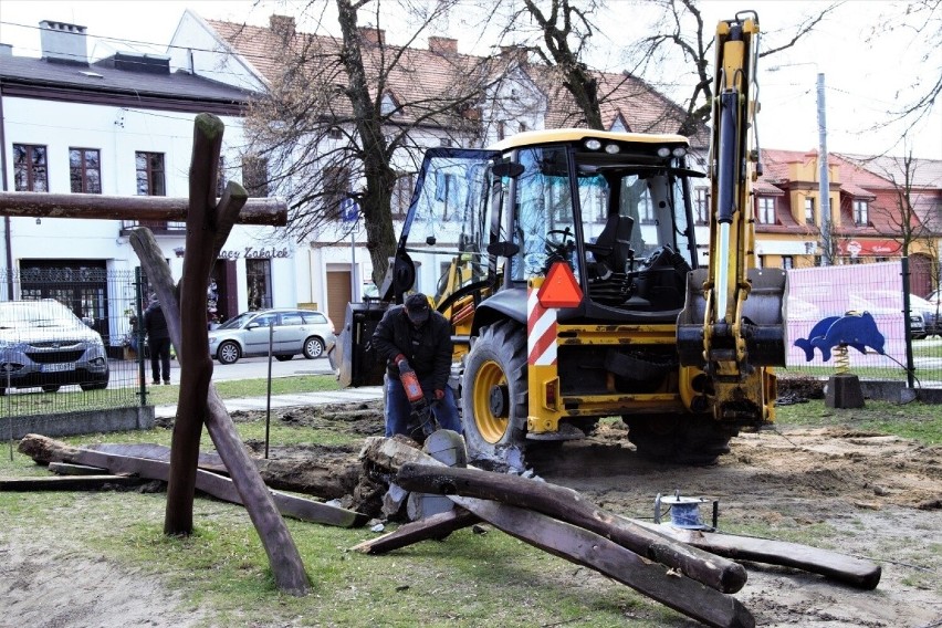 Rozpoczął się generalny remont placu zabaw w parku na placu 500-lecia w Rzgowie