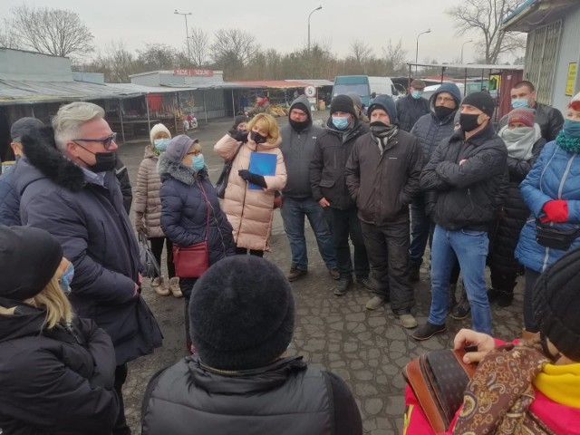 Na spotkanie z handlującymi przyszli m.in. radna Renata Brączyk i
prezes Jacek Kurzaj