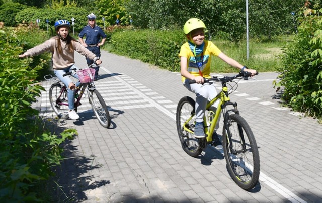 Uczniowie SP 1 oraz SP 10 w Będzinie zdawali egzamin na kartę rowerową 

Zobacz kolejne zdjęcia/plansze. Przesuwaj zdjęcia w prawo - naciśnij strzałkę lub przycisk NASTĘPNE