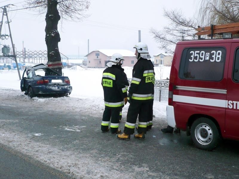 W Szosie Tureckiej pod Kaliszem honda civic rozbiła się na drzewie. Jedna osoba nie żyje. ZDJĘCIA