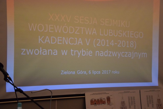 Gdyby ktoś miał wątpliwości, nadzwyczajna sesja sejmiku odbyła się w Wojewódzkiej i Miejskiej Bibliotece Publicznej w Gorzowie