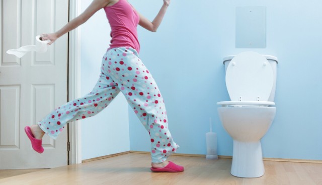 Często musisz biegać do toalety? Winne mogą być niektóre produkty, które jesz i pijesz. Sprawdź, jakie jedzenie wywołuje biegunkę.