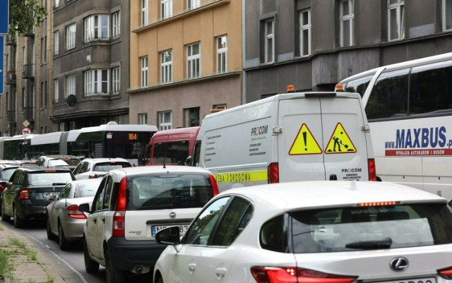 Wprowadzenie Strefy Czystego Transportu ma ograniczyć w Krakowie emisję spalin.
