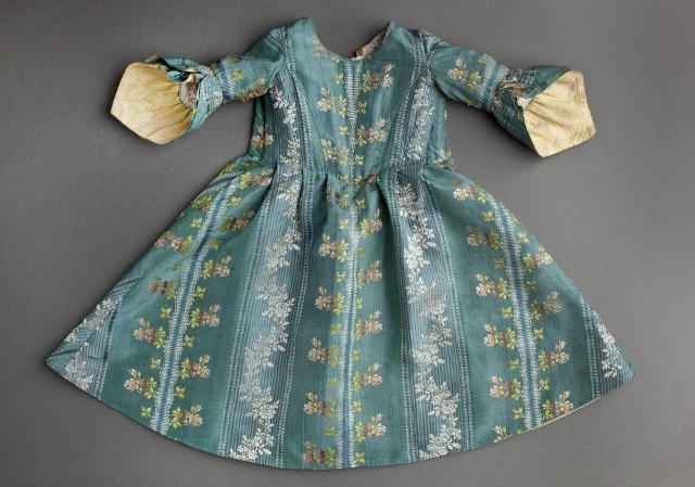 Sukienka dla 3-letniej dziewczynki z XVIII w.
