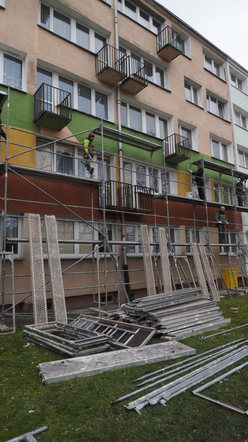 Czujemy się jak w klatce. Mieszkańcy bloku przy Wańkowicza w Koszalinie skarżą się na remont