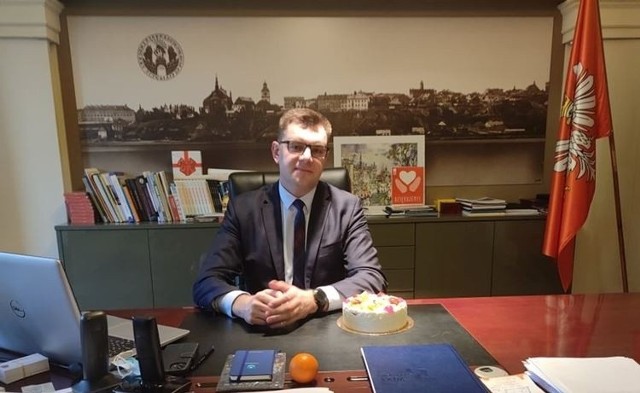 Marcin Marzec, burmistrz  Sandomierza obchodził  48 urodziny.  Z tej okazji był tort i wiele życzeń od znajomych i najbliższych współpracowników.