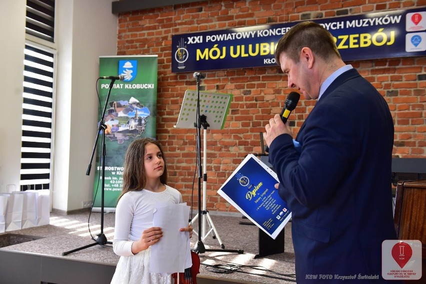 Powiatowy koncert młodych muzyków w Kłobucku. To są...