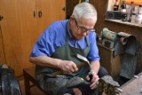 Jarosław Narczewski z Lipna od 67 lat pracuje jako szewc w swoim warsztacie [zdjęcia]