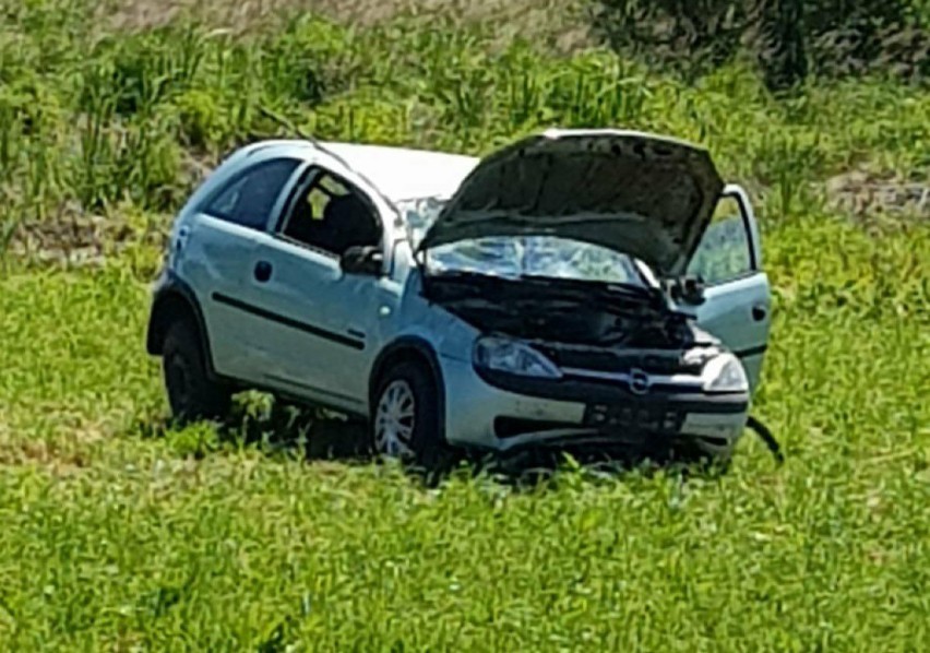 Niebezpieczny wypadek pod Brodnicą. 52-latka trafiła do szpitala [zdjęcia]