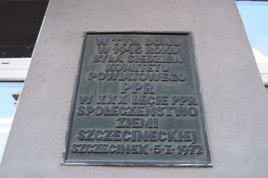 Tablica PPR zdjęta z kamienicy w centrum Szczecinka [zdjęcia]