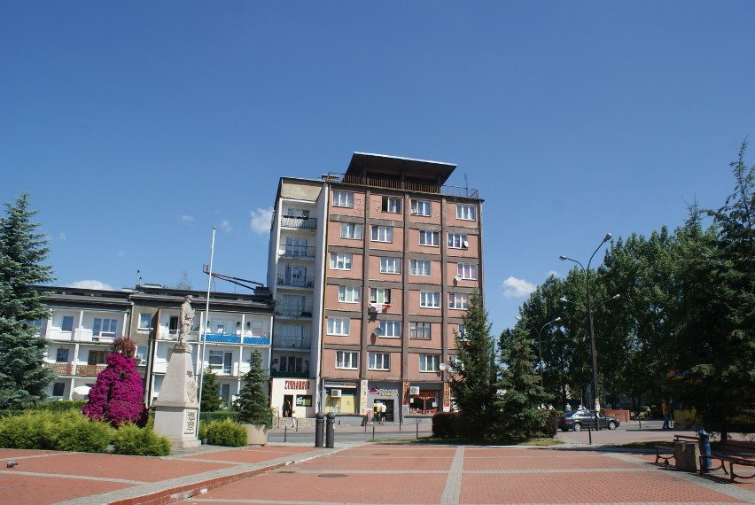 Wieżowiec w Gołonogu w żółto-czerwonych barwach