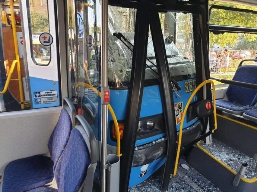 Wrocław. Groźny wypadek na ul. Tarnogajskiej. Autobus MPK zderzył się z tramwajem. Ranni są pasażerowie