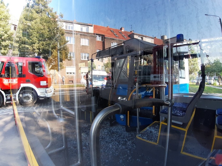 Wrocław. Groźny wypadek na ul. Tarnogajskiej. Autobus MPK zderzył się z tramwajem. Ranni są pasażerowie