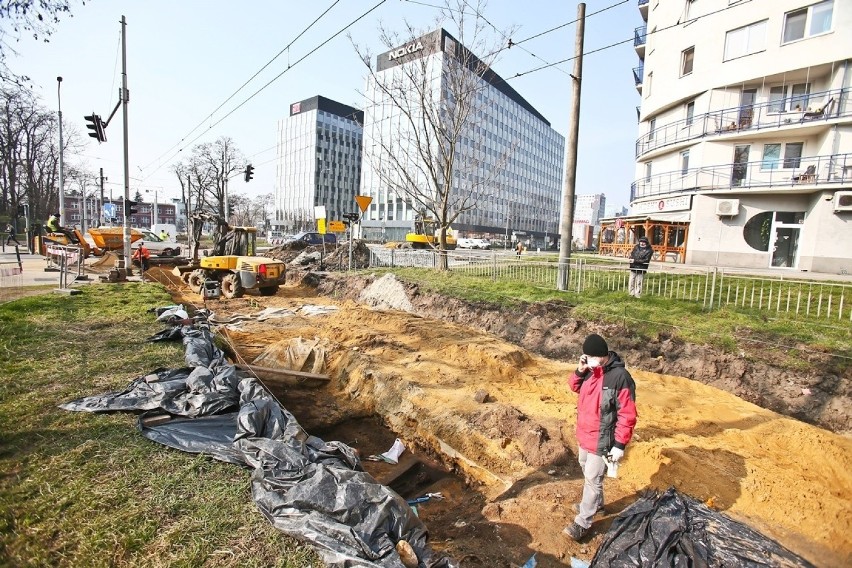 Te ludzkie szczątki znaleziono na budowie linii tramwajowej we Wrocławiu [ZDJĘCIA]