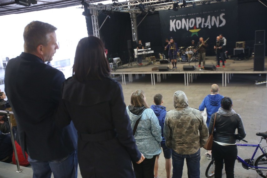 Katowice: Koncert Konopians w podcieniach na pl. Sejmu Śląskiego [ZDJĘCIA]